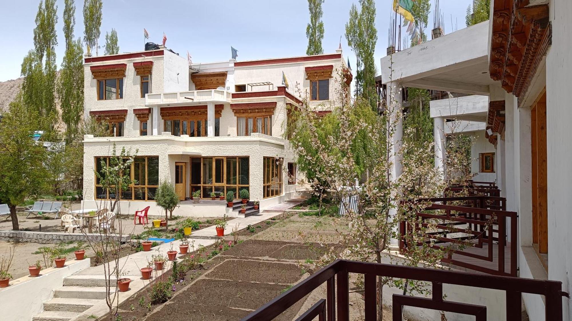 Niri-La Guest House Leh Esterno foto